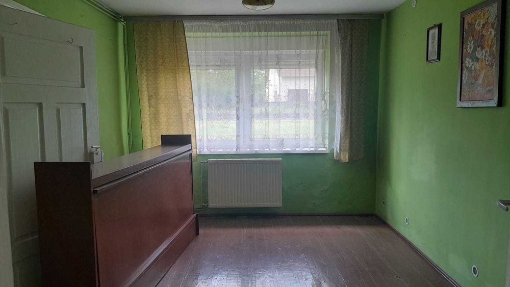 dom z budynkami gospodarczymi
