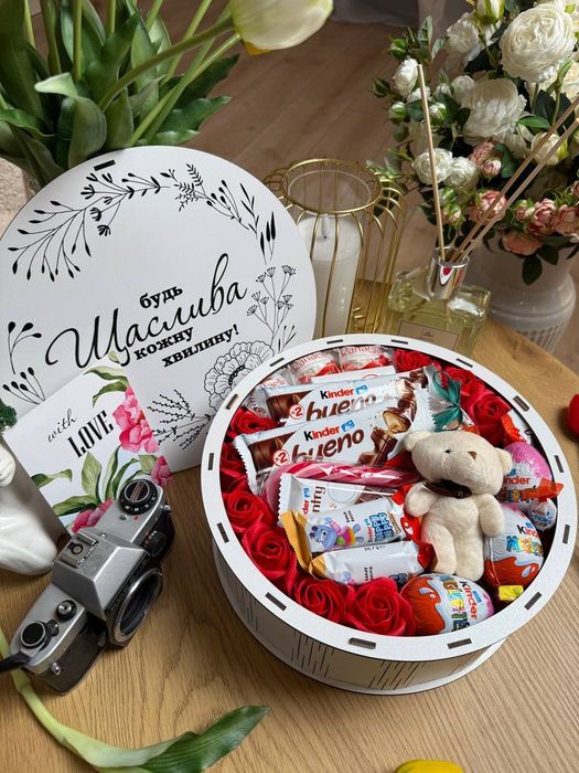 Готовий новорічний подарунок подарунковий набір солодощів Kinder