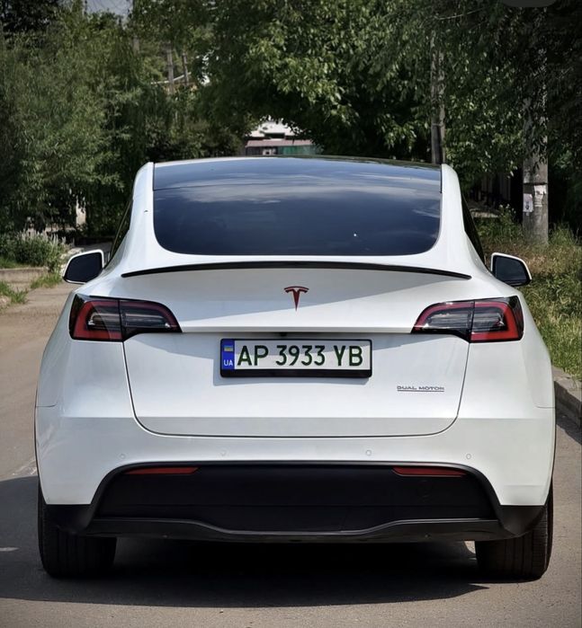 Tesla model Y 2020 рік