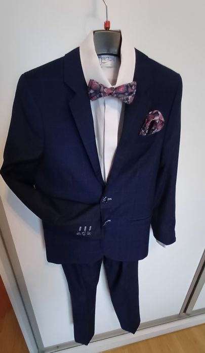 Garnitur chłopięcy komunijny  roz 146 gratis muszka I poszetka