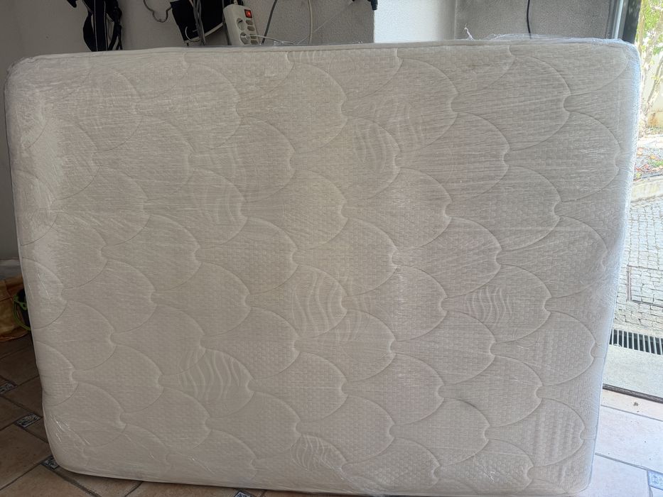 Cama com colchão e estrado