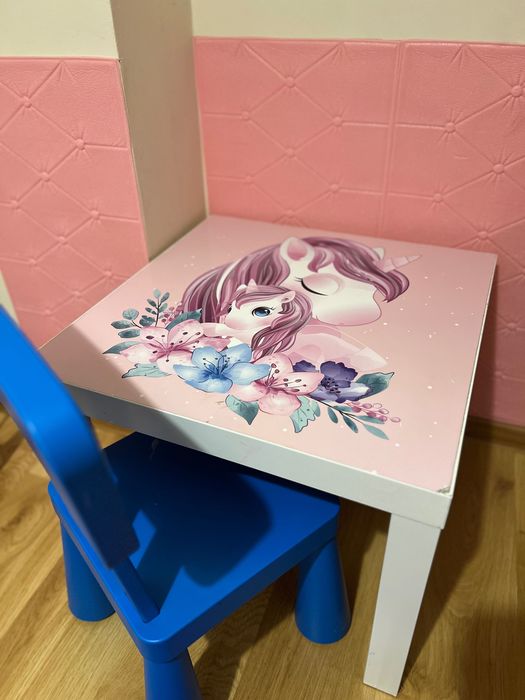 Stolik Ikea Lack, krzesełko Ikea Mammut i taborecik miętowy