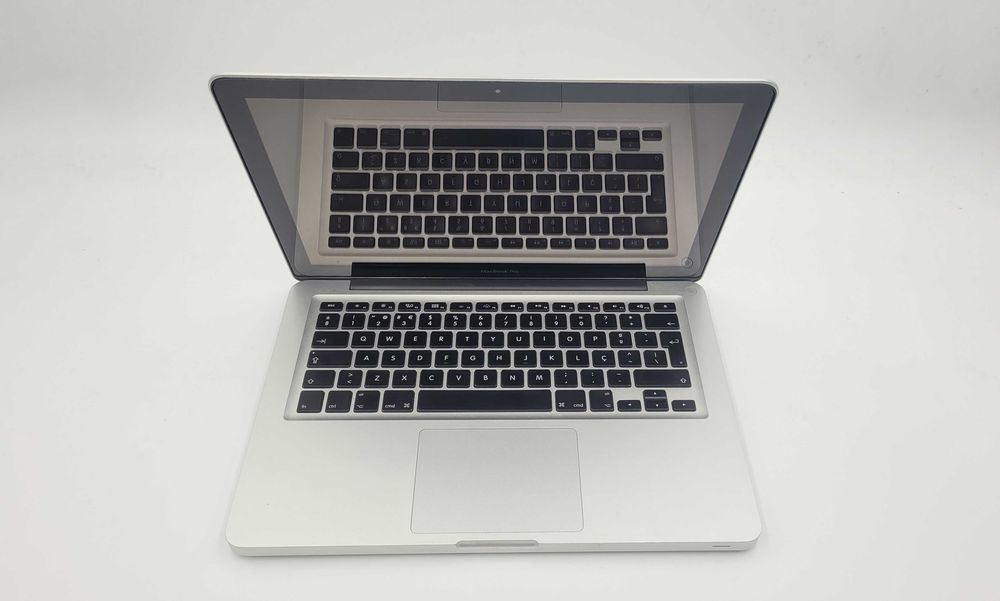 Macbook Pro 13 (i5 | 8GB RAM | 240GB SSD)