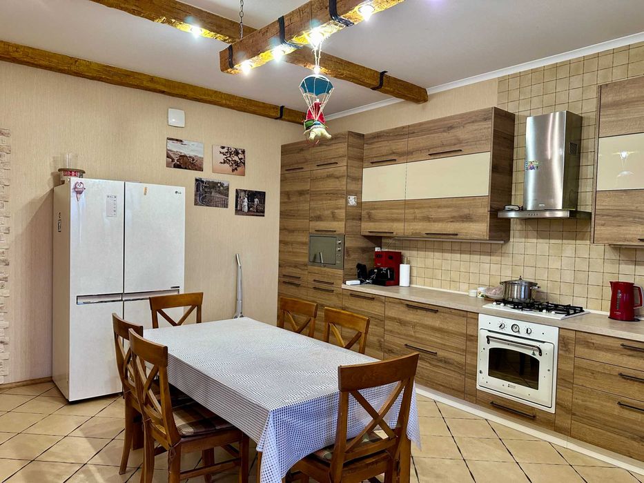 Будинок з ремонтом, меблями і технікою в передмісті Києва