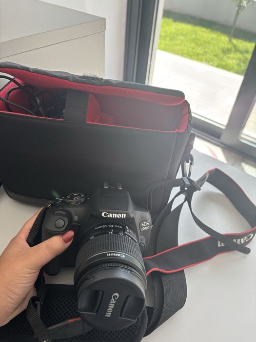 Canon EOS 2000D com acessório
