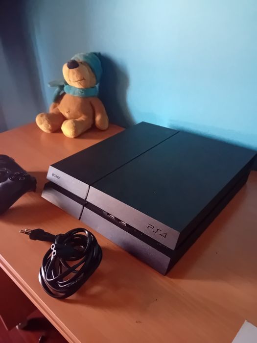PlayStation 4 com 1 comando e cabo alimentação.