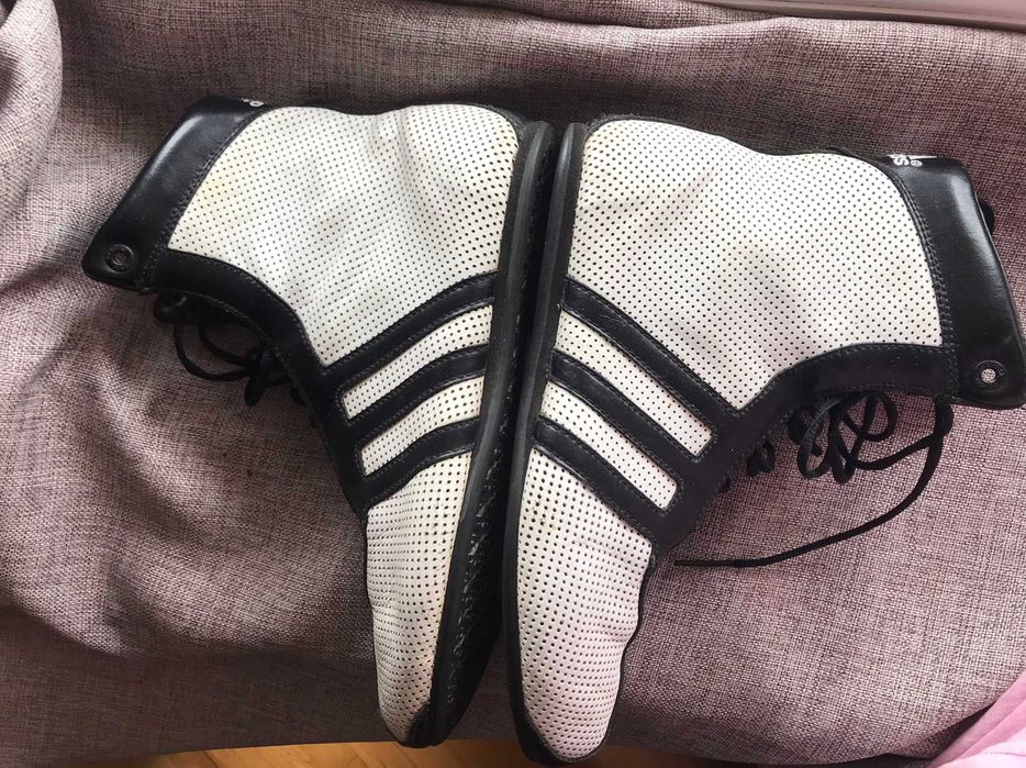 Винтажные кроссовки Adidas 2000-х годов в стиле боксёрской обуви.