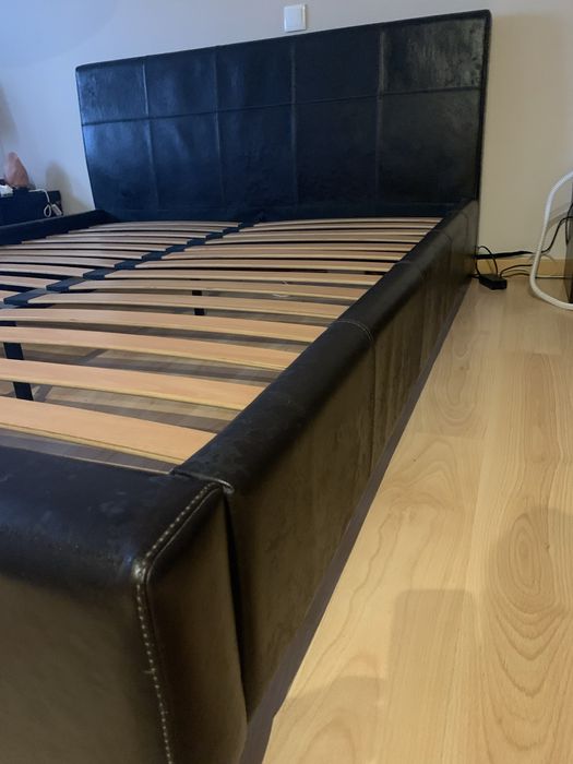 Cama  em pele castanha