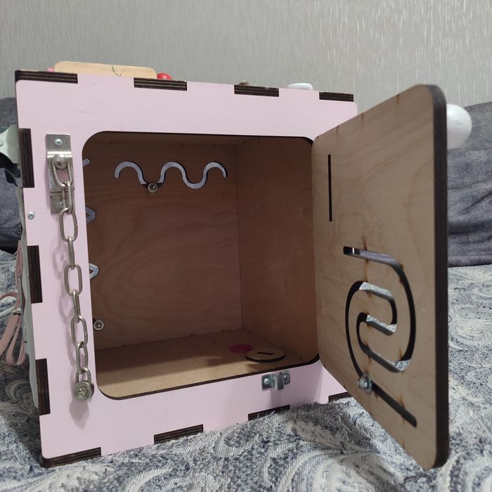 Бізі куб з дверцятами