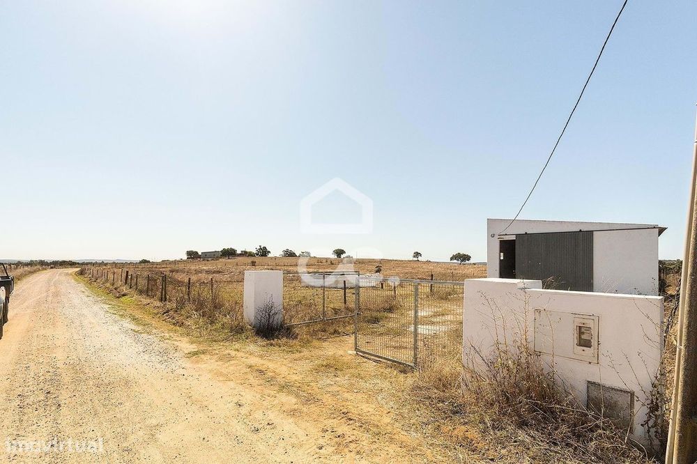 Terreno rústico de 3 hectares, com dependência agrícola, poço e tanque