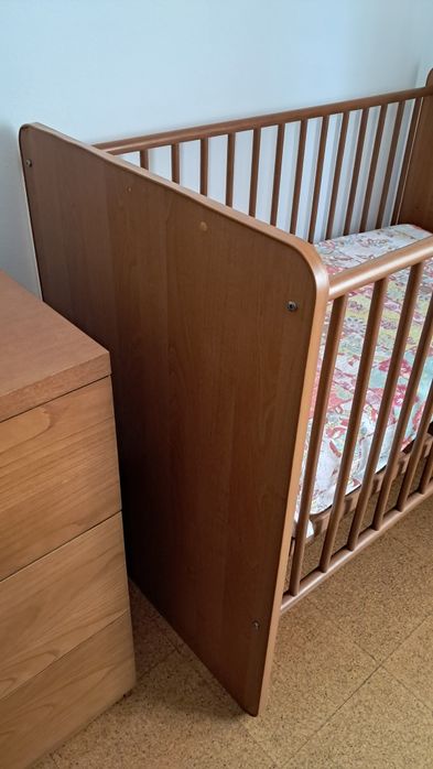 Cama de grades de bebé