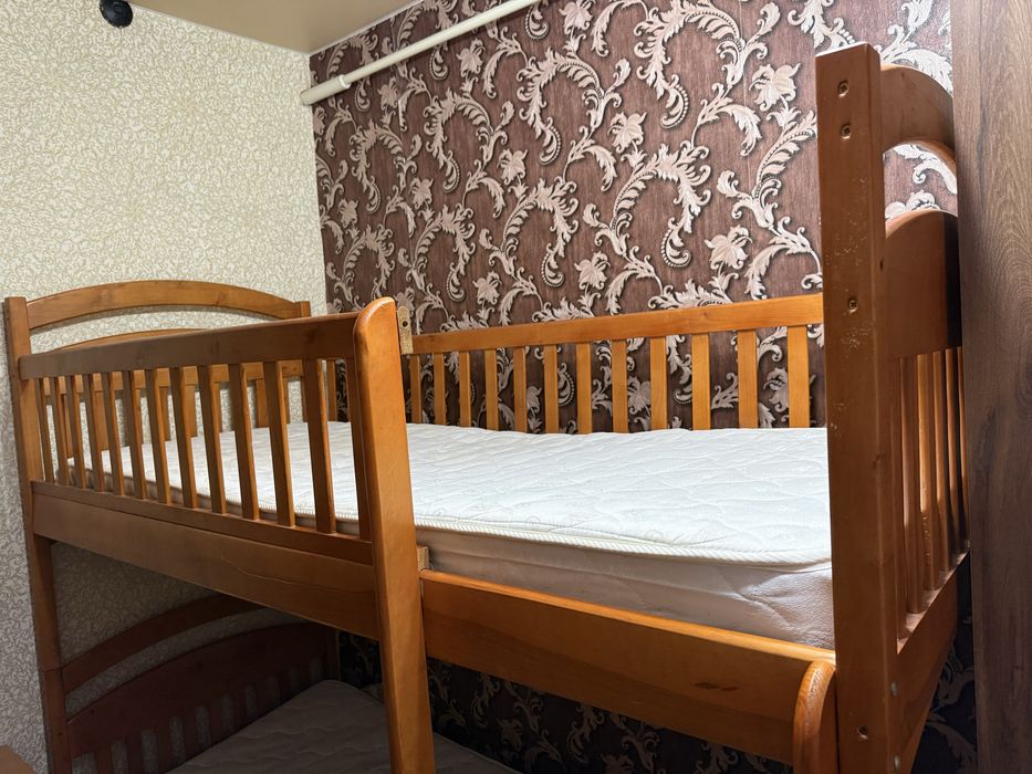 Продається двухповерхове ліжко   разом з матрасами