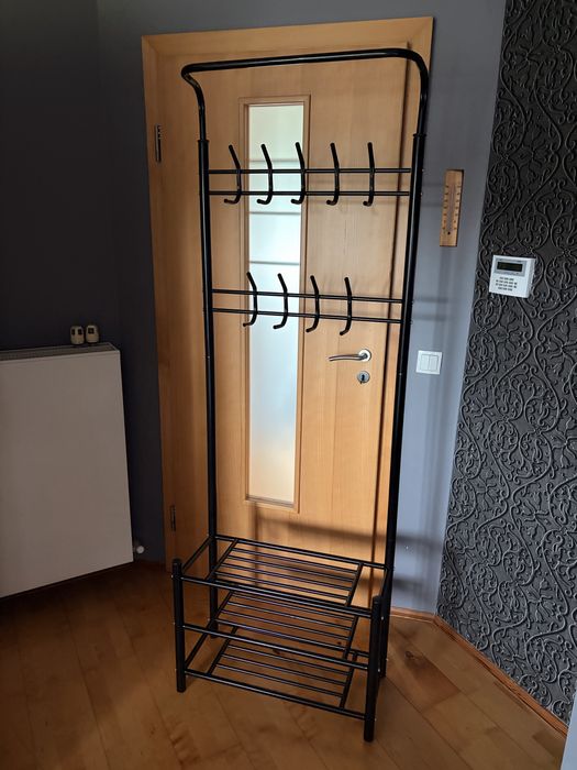 Metalowy wieszak ze stojakiem na buty