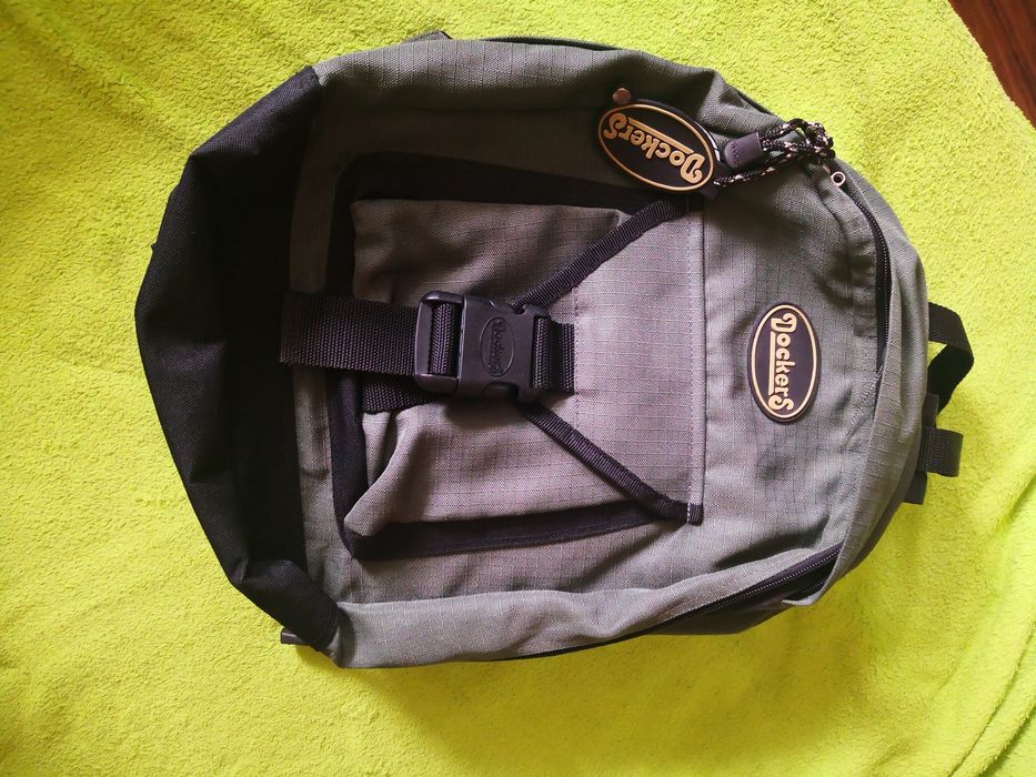 Plecak marki Dockers.
