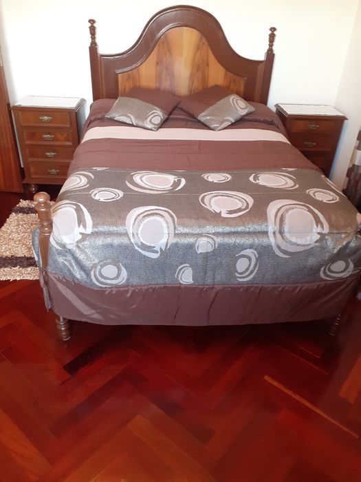 Cama,mesas de cabeceira e comoda. Tudo madeira maciça.