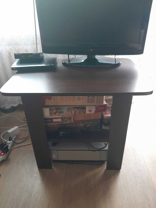 Oddam stolik pod telewizor.