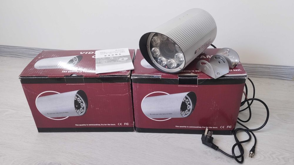 Универсальная зум-камера с ПЗС-матрицей и 8 большими светодиодами