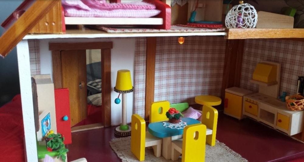 Domek dla lalek ręcznie robiony oświetlony drewniany
