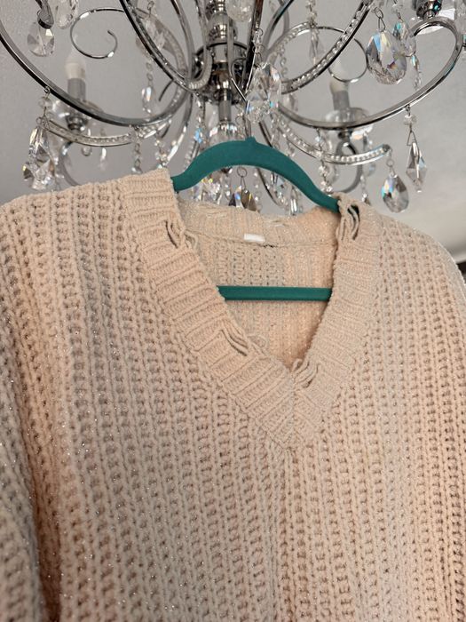 Beżowy miękki sweter o grubszym splocie