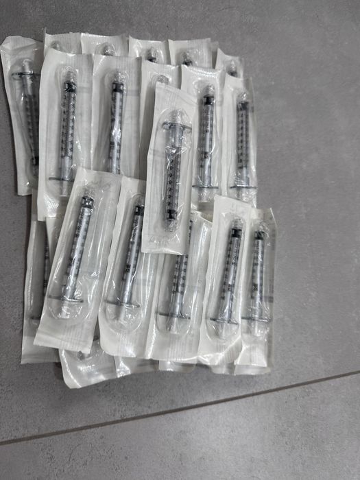 Strzykawki 1ml grube porządne i łączniki adapter do kwasu na sztuki