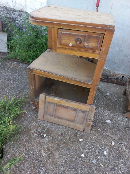 Mesas de cabeceira para restauro