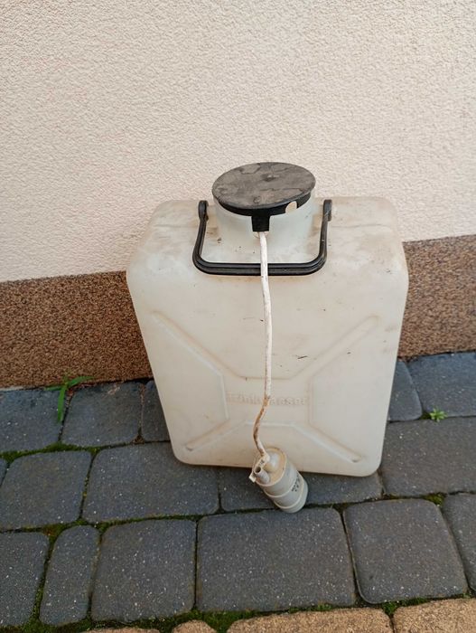 Zbiornik wody z pompką