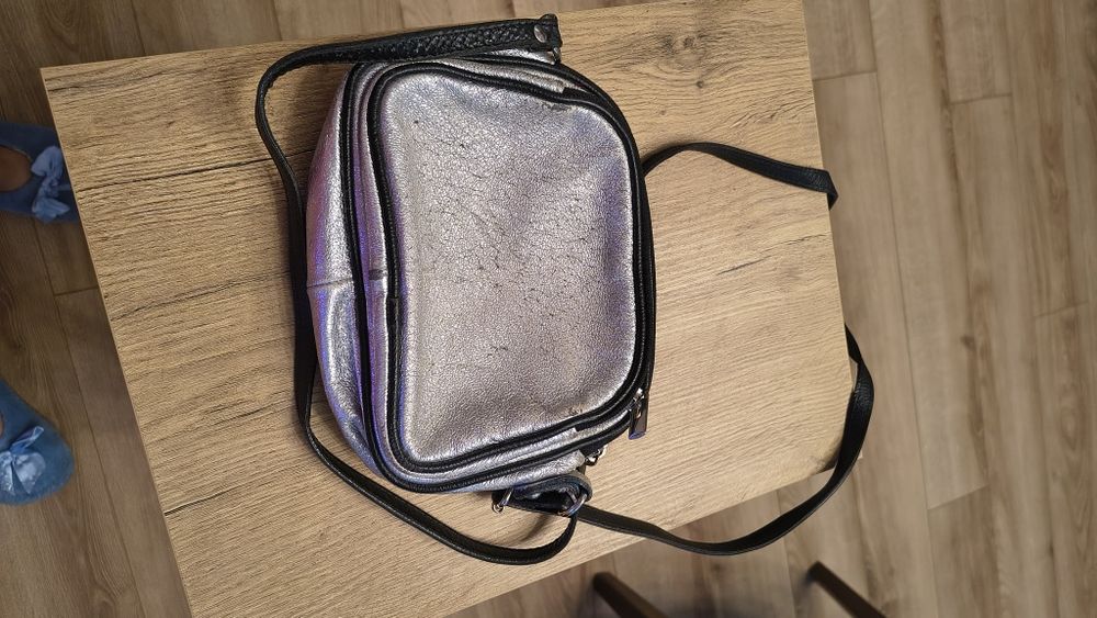 Mała pojemna torebka. Skóra.