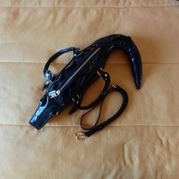 Bolsa preta em forma de crocodilo