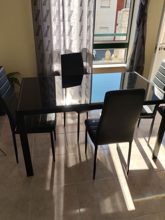 Vende se mesa com 4 cadeiras impecáveis