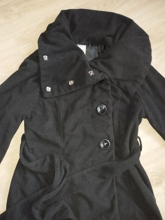 Krótki czarny płaszczyk