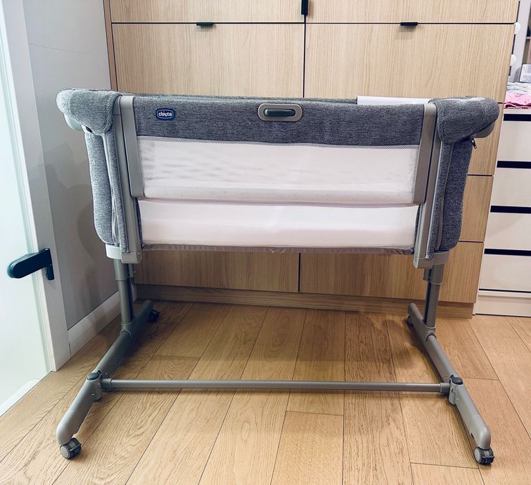łóżeczko dostawne Chicco Next2Me Magic Evo – Dark Grey + GRATIS karuzela Chicco