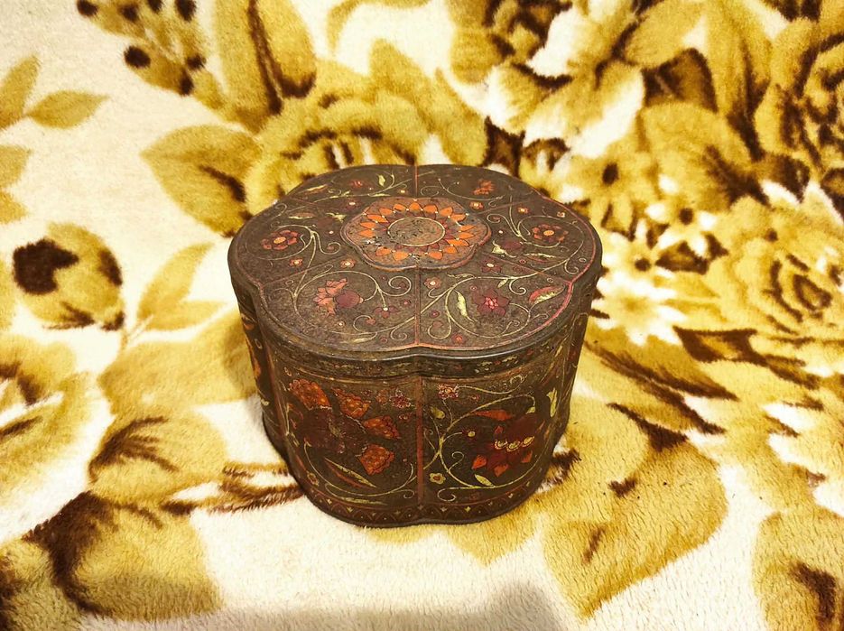 Stara duża metalowa puszka