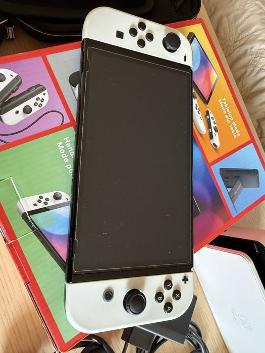 Nintendo Switch Oled, 2 gry, karta 256 GB, pokrowiec