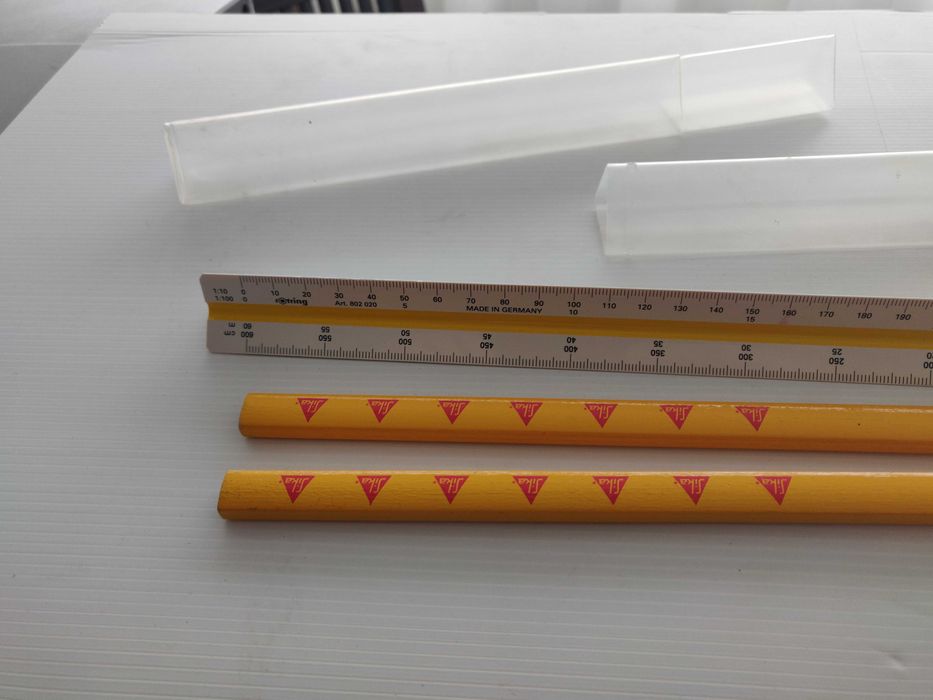 Lápis carpinteiro e régua