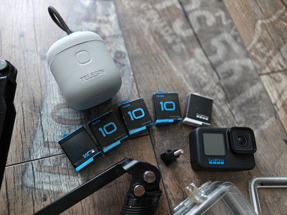 GoPro HERO 10 Black – zestaw z 5 akumulatorami, ładowarka, akcesoria.