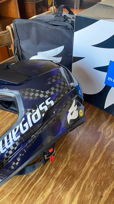 Capacete Bluegrass Legit Carbon M