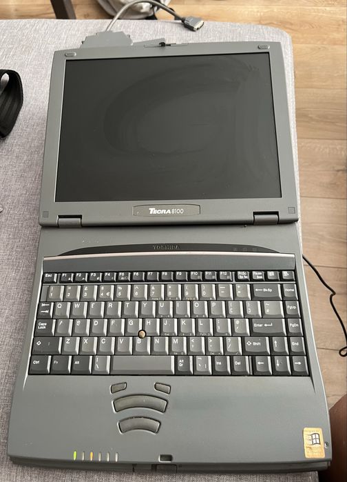 Vintage Toshiba Tecra 8100 + zewnetrzna stacja na floppy disc