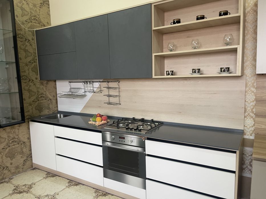 Кухня прямая 3.00 метра + витрина на 1.00