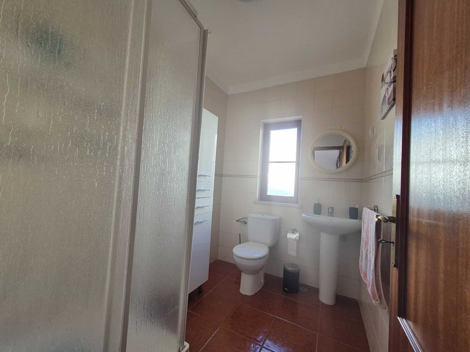 Vende-se moradia T4 com quintal e garagem