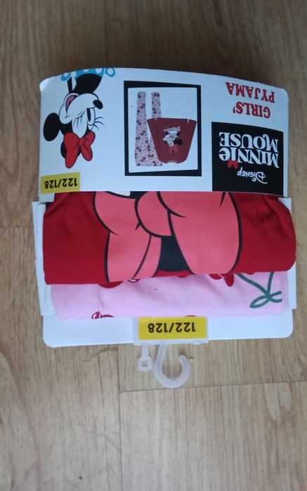 Nowa piżama dla dziewczynki w rozmiarze 122/ 128