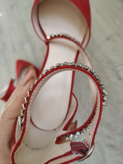 Czerwone szpilki cyrkonie ozdobne 38