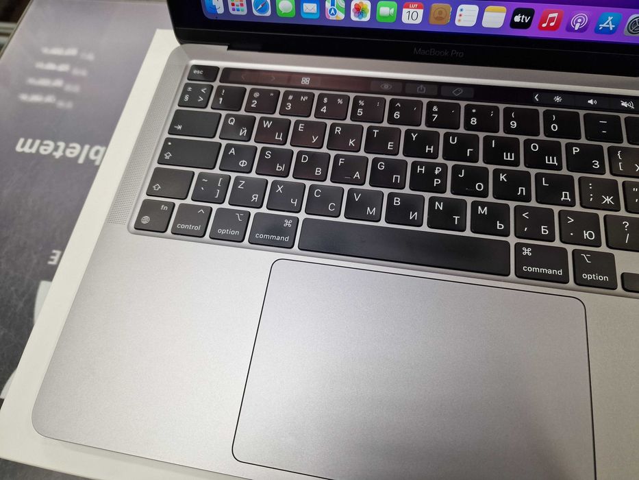 Macbook PRO 13 2020/ M1/ 16GB/ 256GB/ Space Gray/ 378 cykli/ Grade A-