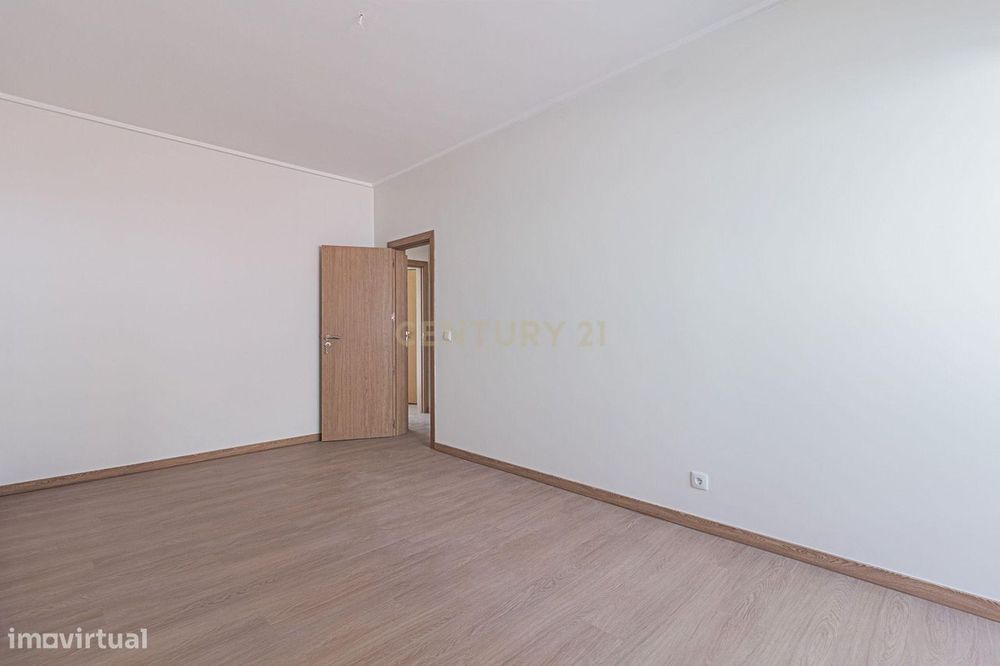 T2 Totalmente Remodelado | Luminosidade, Conforto e Terraço de 45 m²