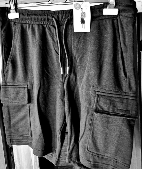 Calções em tecido com bolsos laterais
Novo por estrear
N 46 L
N 50 xl