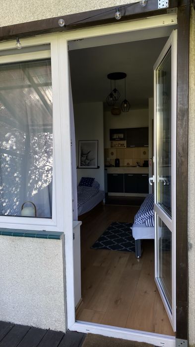 Klimatyczna kawalerka z tarasem w sercu Helu