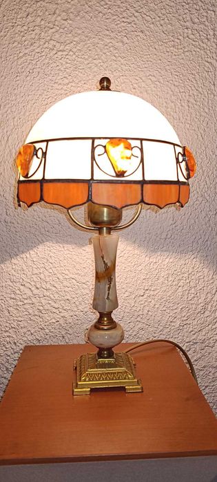 Lampka na onyksowej podstawce