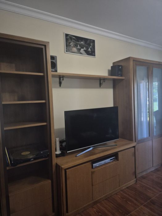 Estante de sala em carvalho.