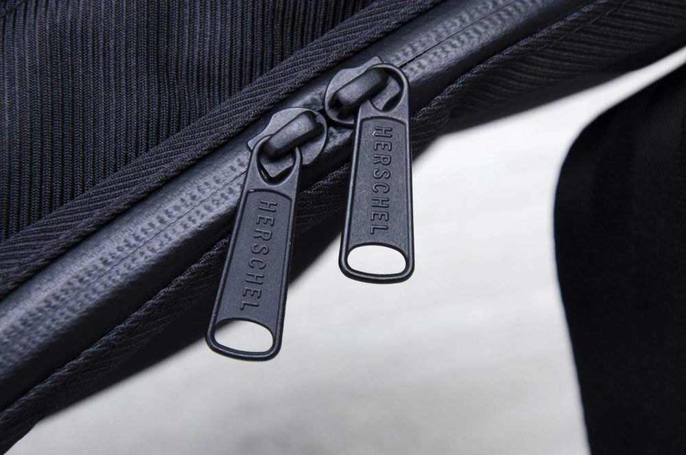 Сумка Herschel Nineteen Cordura Black поясна, водостійка, міцна.