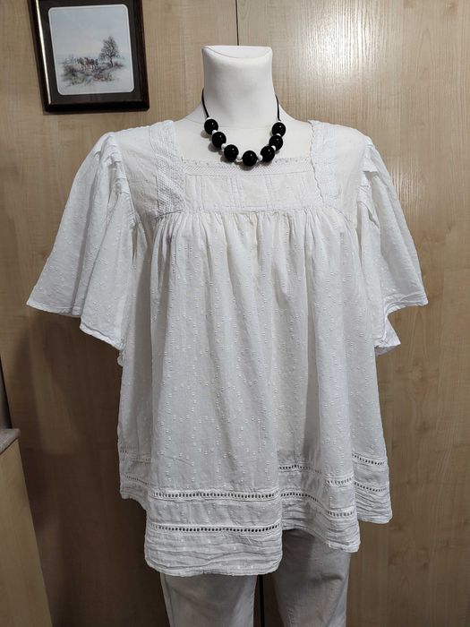 Zwiewna bawełniana biała bluzka z falbanowymi rękawami i koronką