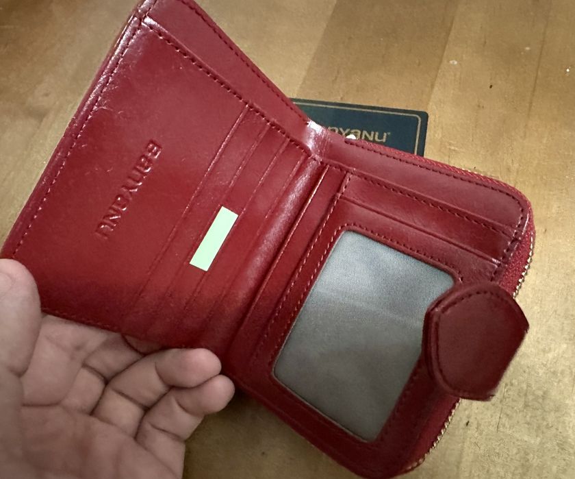 Жіночий короткий гаманець на блискавці.